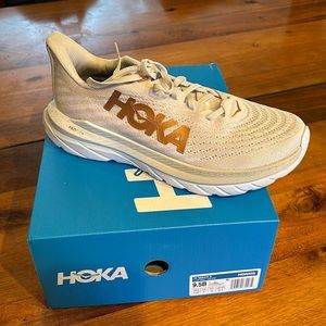 New in box Hoka Mach 5